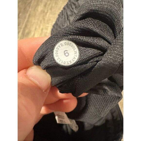 Lululemon Women's Hotty Hot Short *High-Rise Long 4" Black Size 6 - Picture 5 of 5